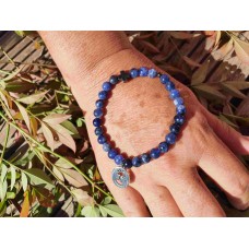 Sodalite compréhension de soi-même et des autres, fidélité, courage, stabilité, favorise la mediumnité, combat l'hypertension, stoppe les craintes et les peurs