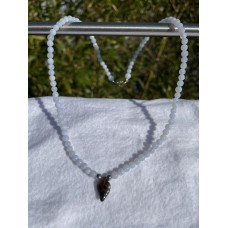 Collier calcédoine et tourmaline verte énergies positives apaisement anti-fatigue chronique bienfaits sur les troubles hormonaux, effets curatifs sur la gorge
